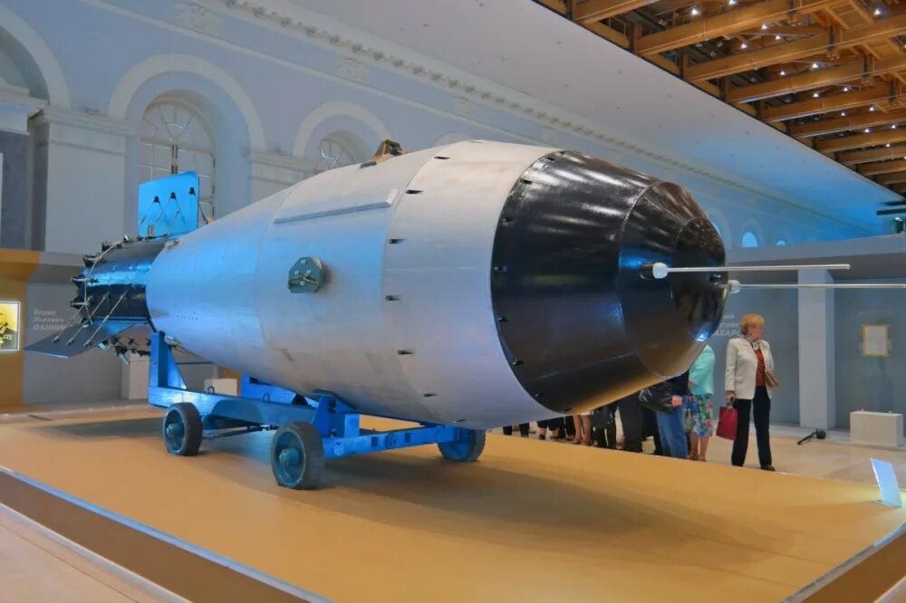ядерное и термоядерное оружие. ядерная водородная атомная. ан602 термоядерная бомба — «царь-бомба» (58,6 мегатонн). первая водородная бомба сахарова. ядерная водородная атомная.
