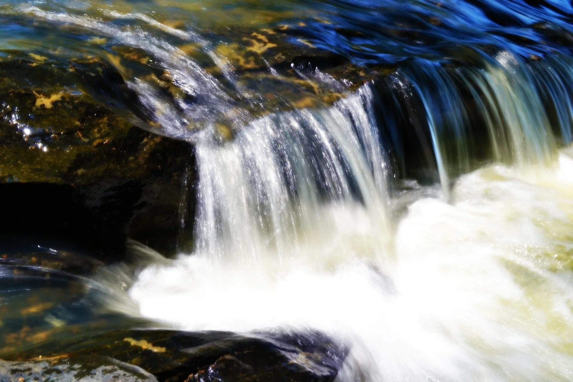 Сонник текущая вода. Текучие воды. Струящийся водопад. Вода льется водопад. Красиво течет вода.