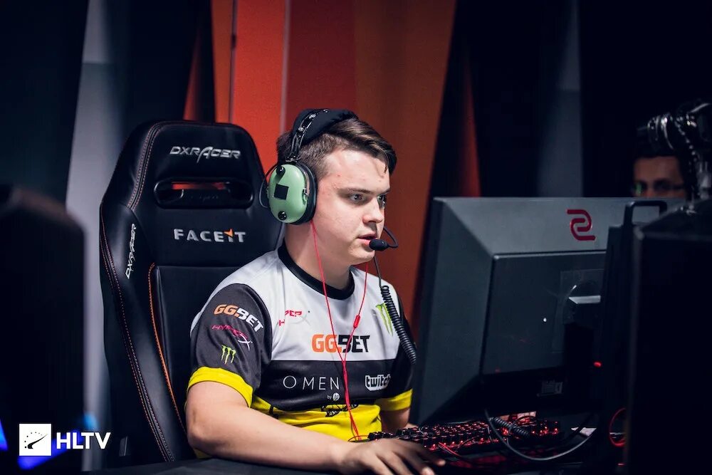 Electronic cs go. Electronic игрок нави. electronic navi 2025. electronic cs go navi.
