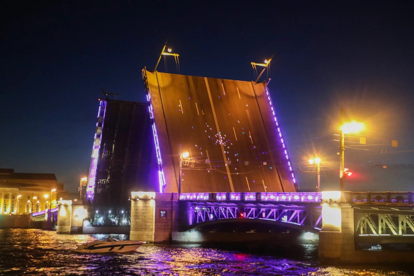 Время разведения дворцового моста
