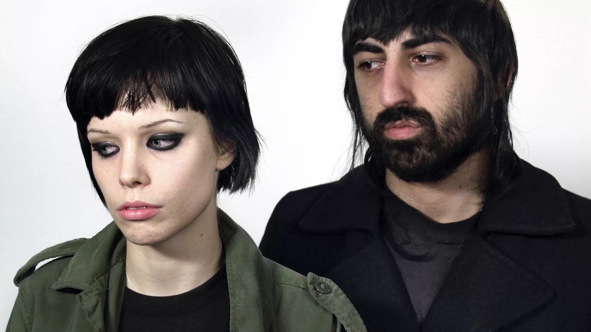 Crystal castles loop. Crystal castles мем. crystal castles 6 кадров. кристал кастлс мемы. crystal castles кама пуля.