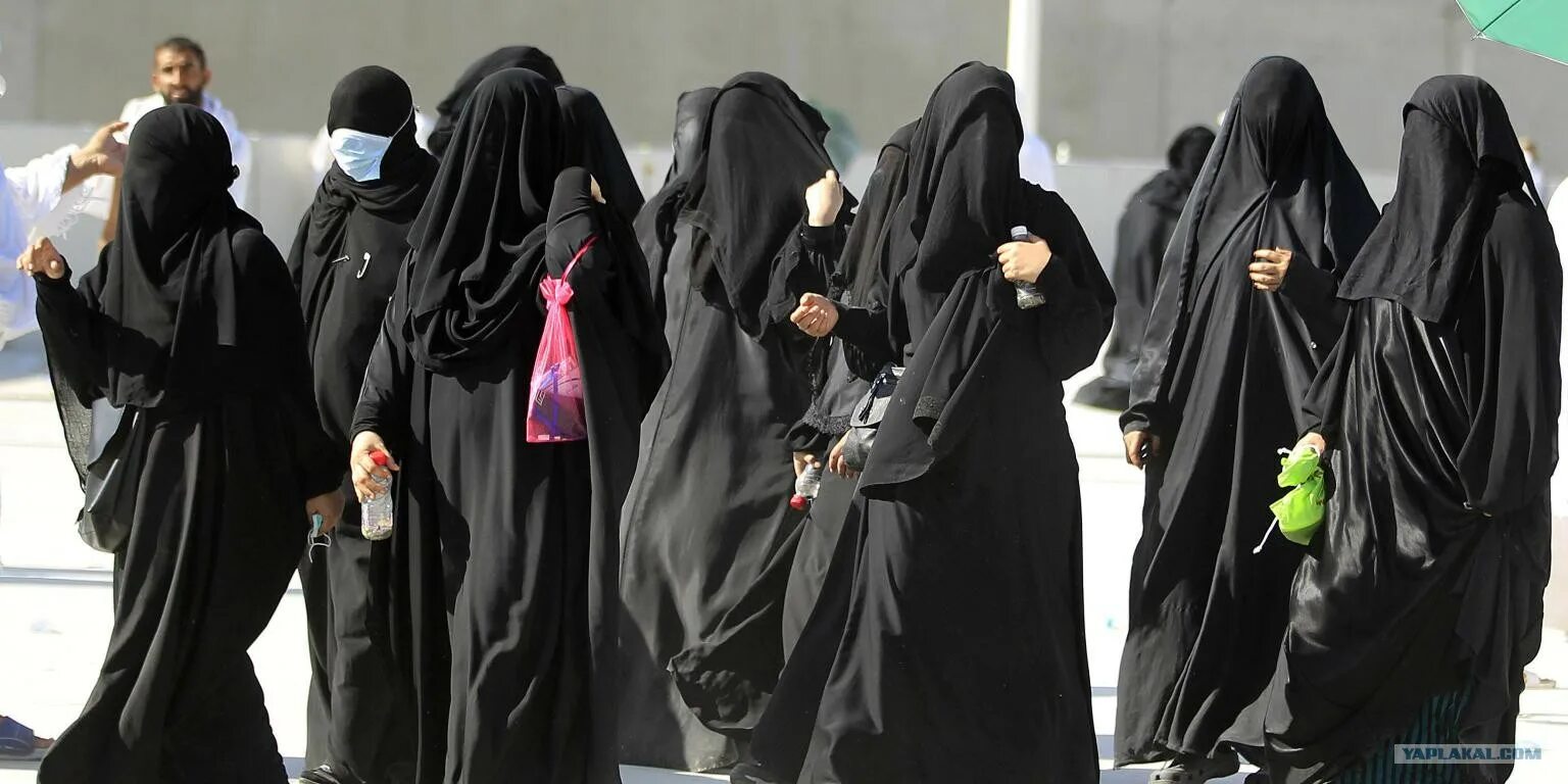 Строгий мусульманин. Паранджа в Саудовской Аравии. Никаб Саудовской Аравии. Девушки Саудовской Аравии никаб. Хиджаб паранджа чадра никаб отличия.