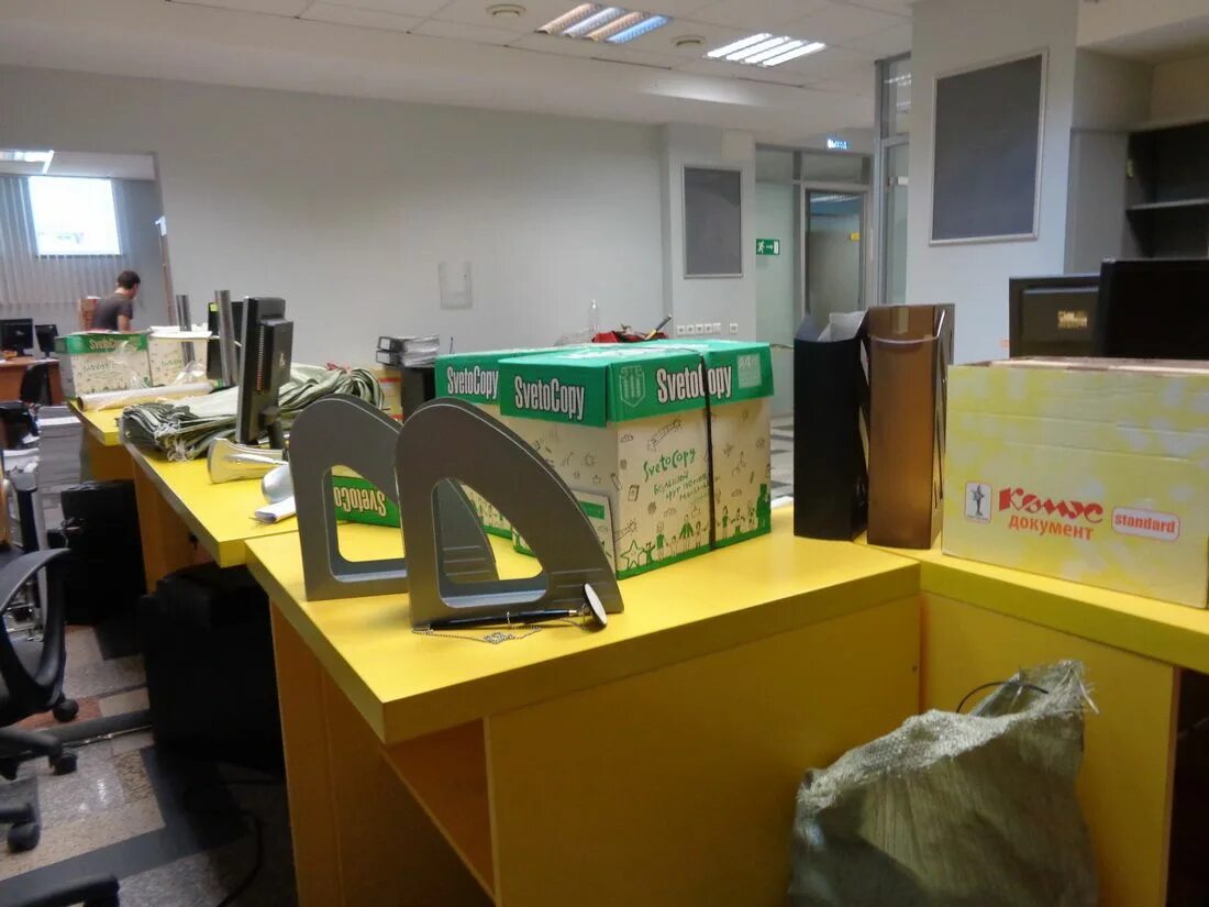 Перевозка компьютеров. Переезд в кабинете. Переезд банка. Переезд банка. Транспортировка в офисе.