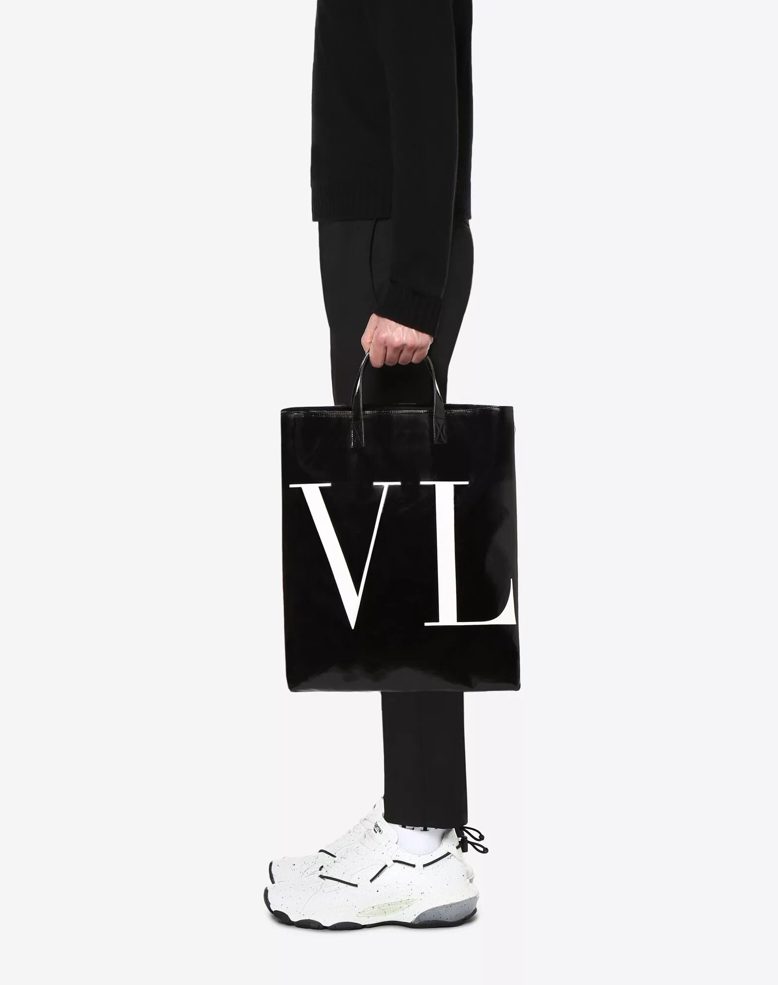 Vltn бренд. Vltn сумка тоут. рюкзак vltn. валентино реклама сумки с мужчиной.