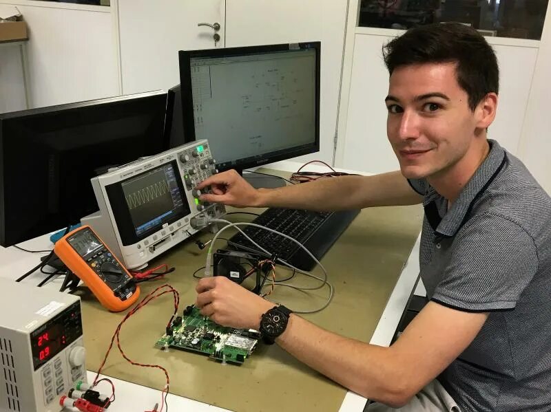 Программист фото. Программирование в компьютерных системах. Требуется техник. Мастер по ремонту компьютеров. Техники программист.