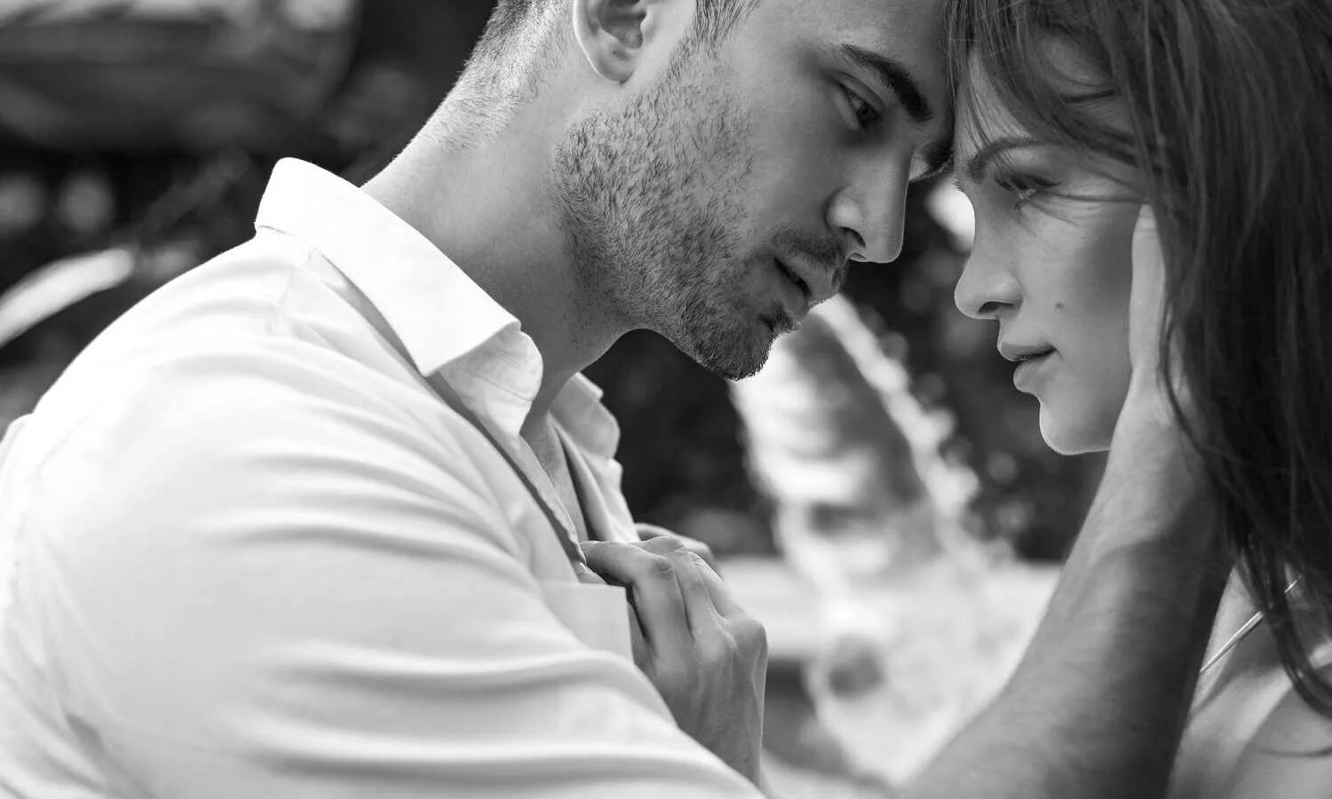 нежный поцелуй. чтобы любить человека необязательно быть. мужчина и женщина любовь. нежность к мужчине. отношения мужчины и женщины.