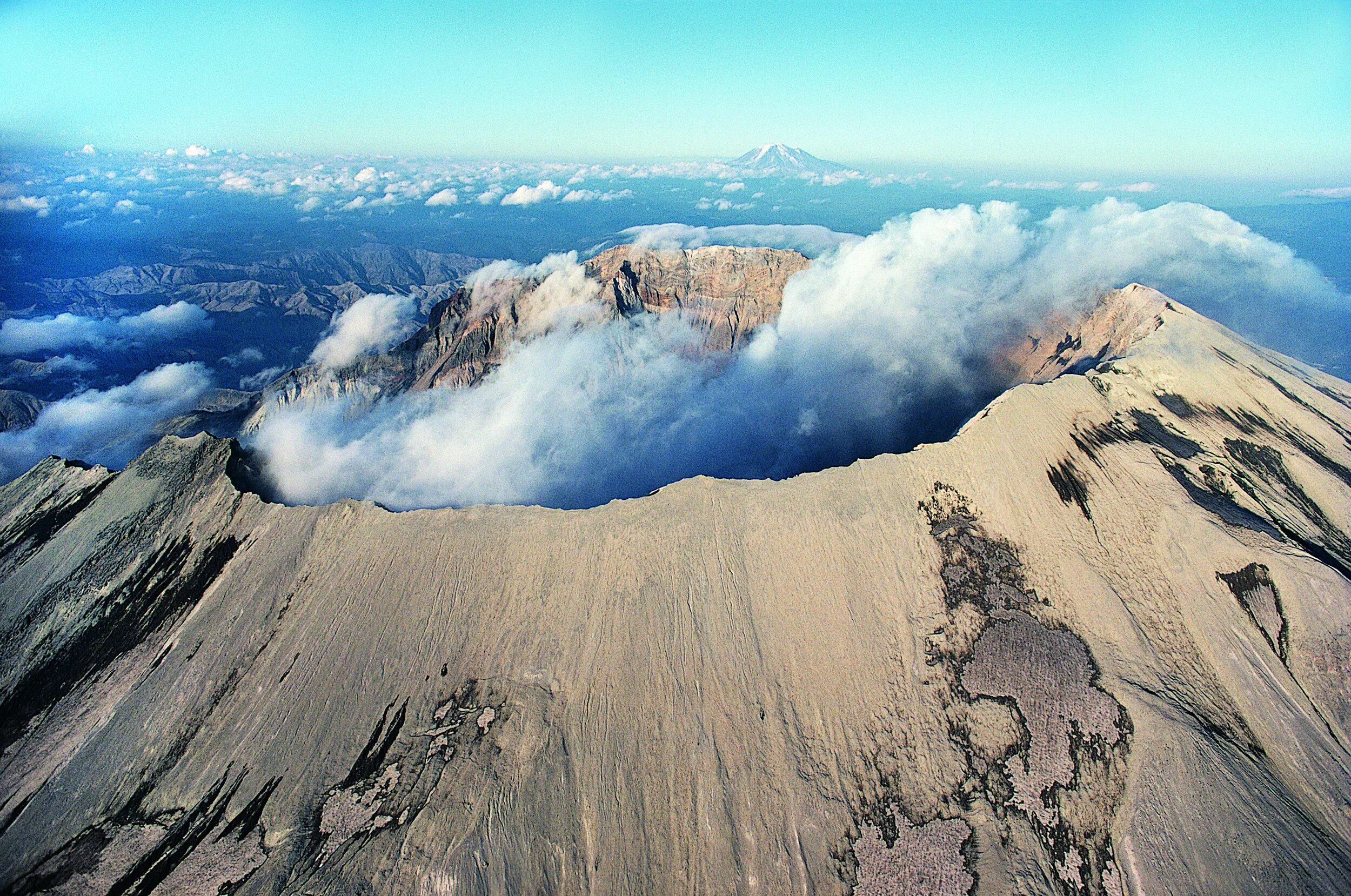Какие вулканы в северной америке действующие. Вулкан сент-Хеленс. Гора сент-Хеленс США. Извержение горы сент-Хеленс. Вулкан сент Хеленс 1980.