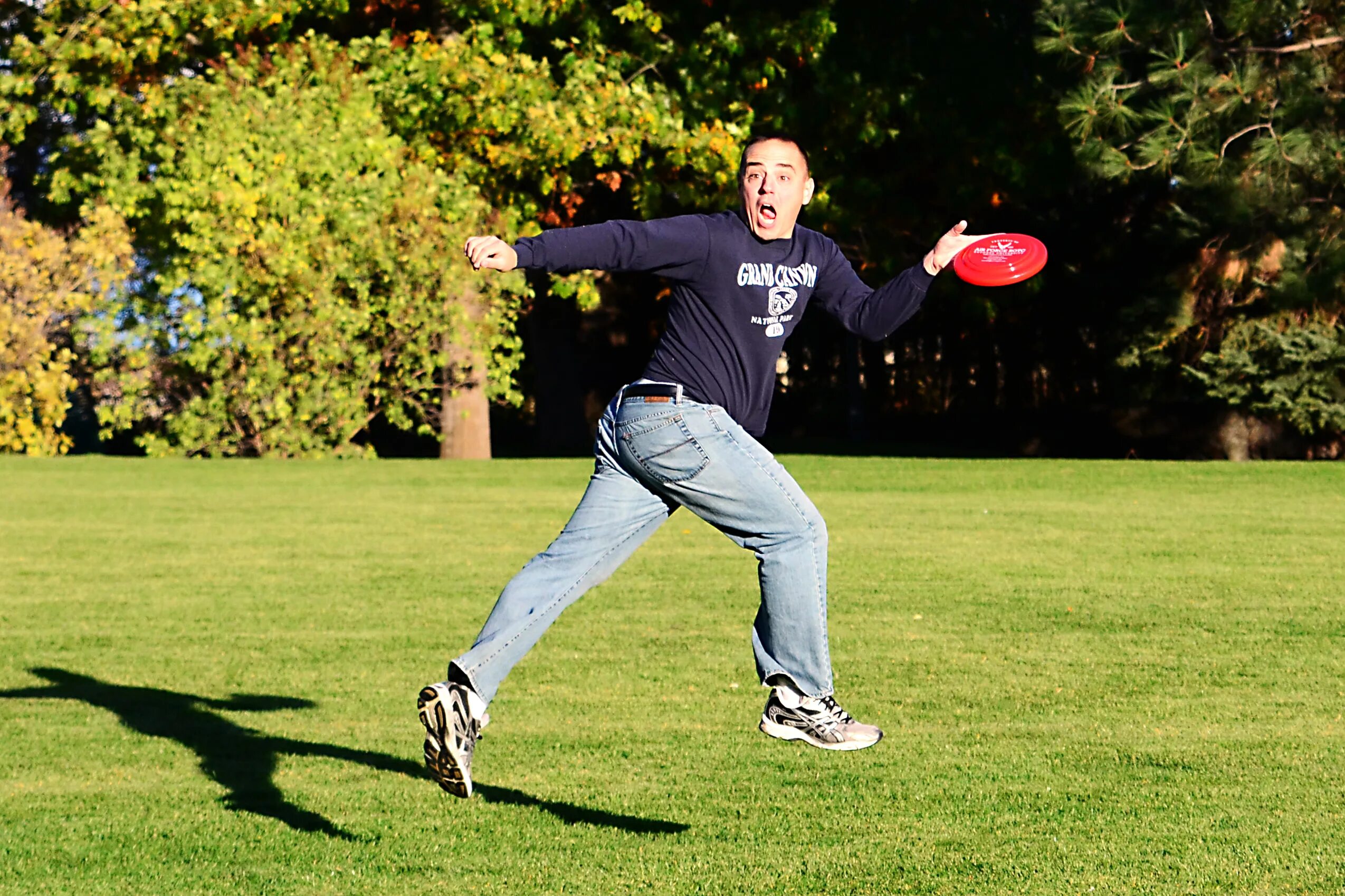 Feeling throwing. Фрисби парк. Бенженин фрисби. Бросок фрисби.