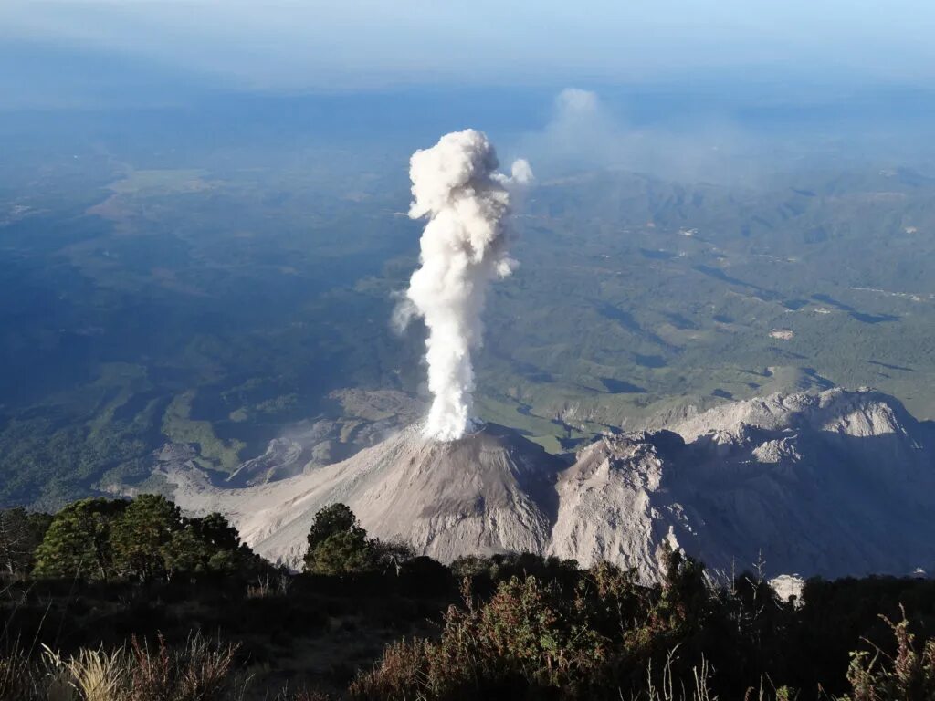Гватемала вулкан. Евразия вулкан Этна.