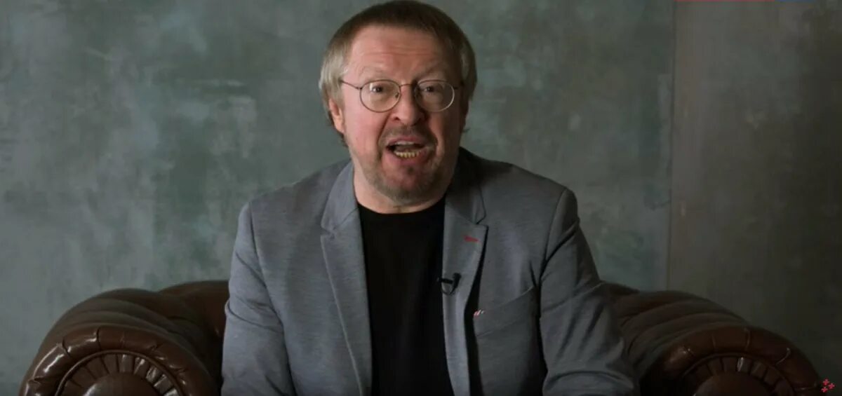 Василий уткин. Комментатор актер. Виктор гусев комментатор фото. Андрей аршавин. Комментатор в наушниках.