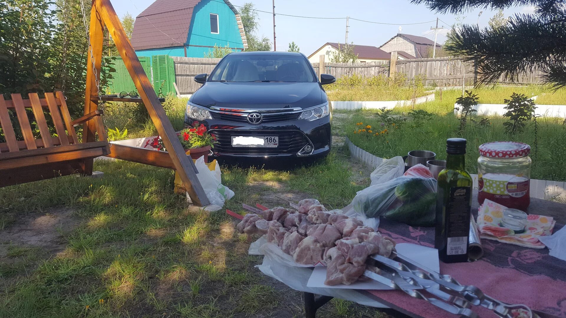 Цветник из старого автомобиля. Дачники с рассадой в машине. Клумба из старой машины. Автомобиль дача. Рассада в багажнике.