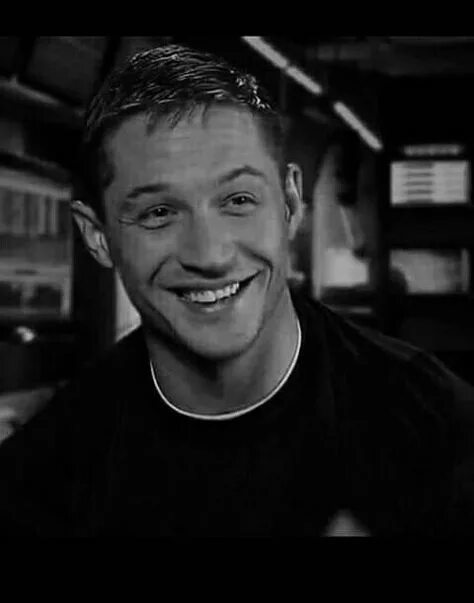 Том харди улыбка зубы. Том харди зубы. Том харди. Том харди улыбка. Фото тома харди с улыбкой.