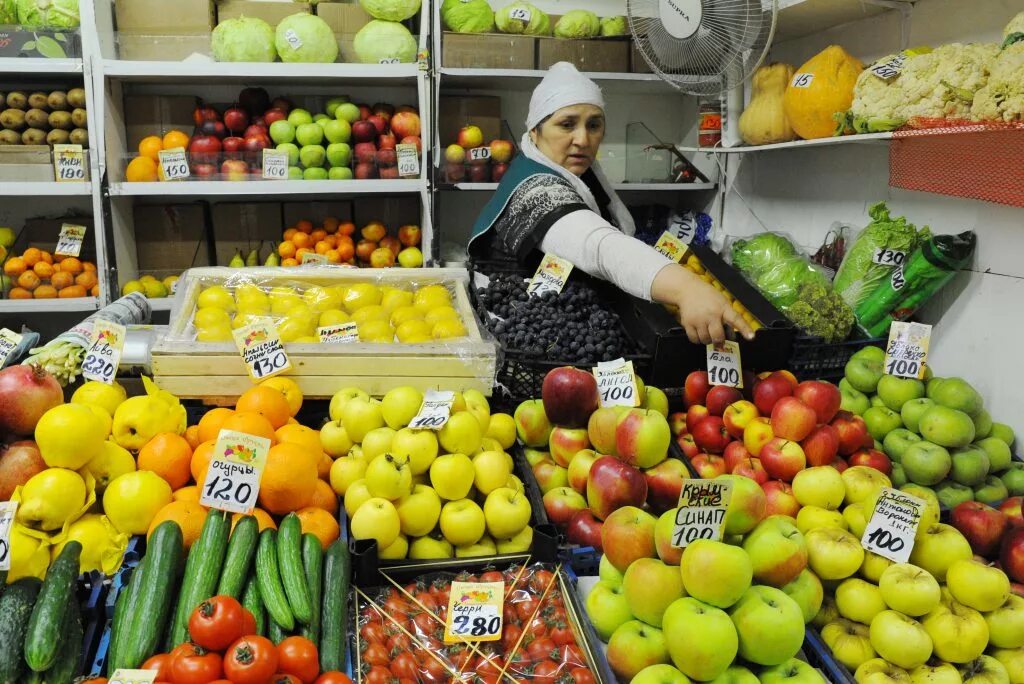 Торговля оптовая фруктами и овощами. Где находится продавец фруктов. Овощной прилавок. Красивый продавец. Зеленщик на рынке.