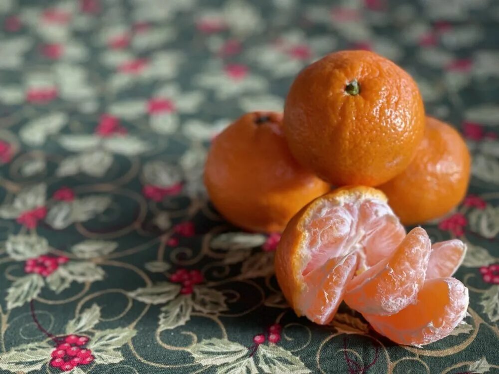 Почему на новый год едят мандарины. Мандарины из сирии. Витамин с в мандаринах и апельсинах. Мандарин. Витамины в мандаринах.