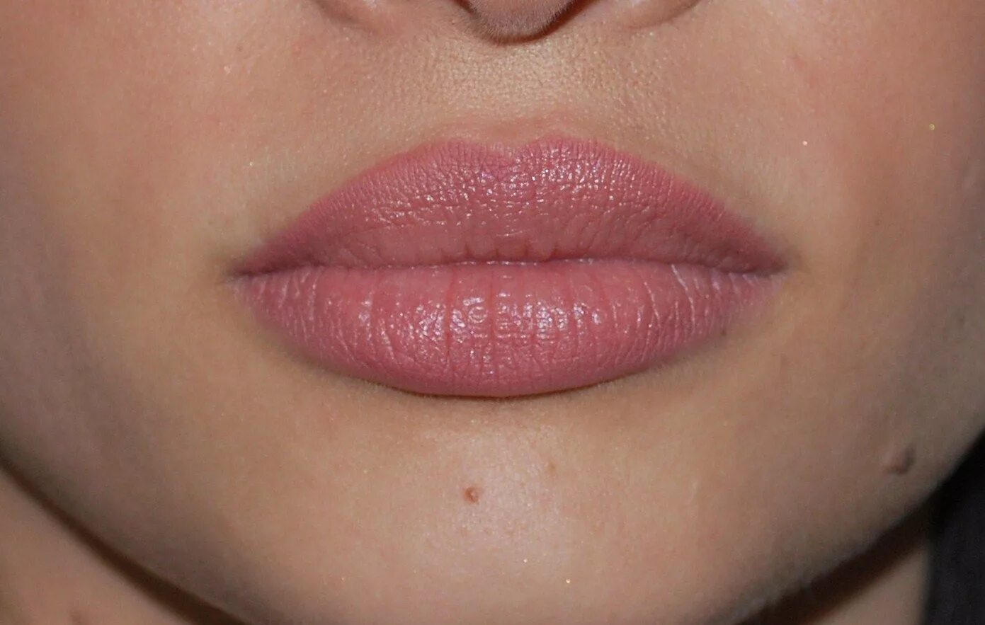 После тату губ. Перманентный макияж губ контур с растушевкой. Перманент губ с растушевкой. Татуаж губ естественный контур. Розовый нюд помада Фаберлик.