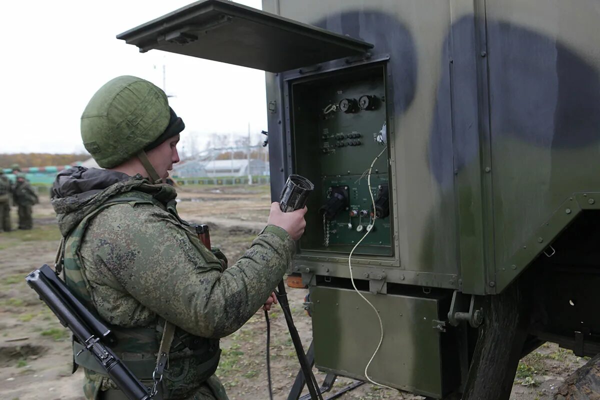 Радиостанция р-419л1. Полевой узел связи редут. Радиорелейная станция р412 л1. Рация Полевая вс РФ.