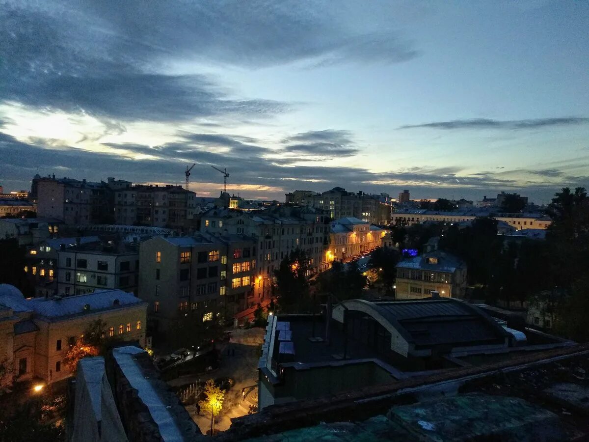 Крыша дома ночью в городе
