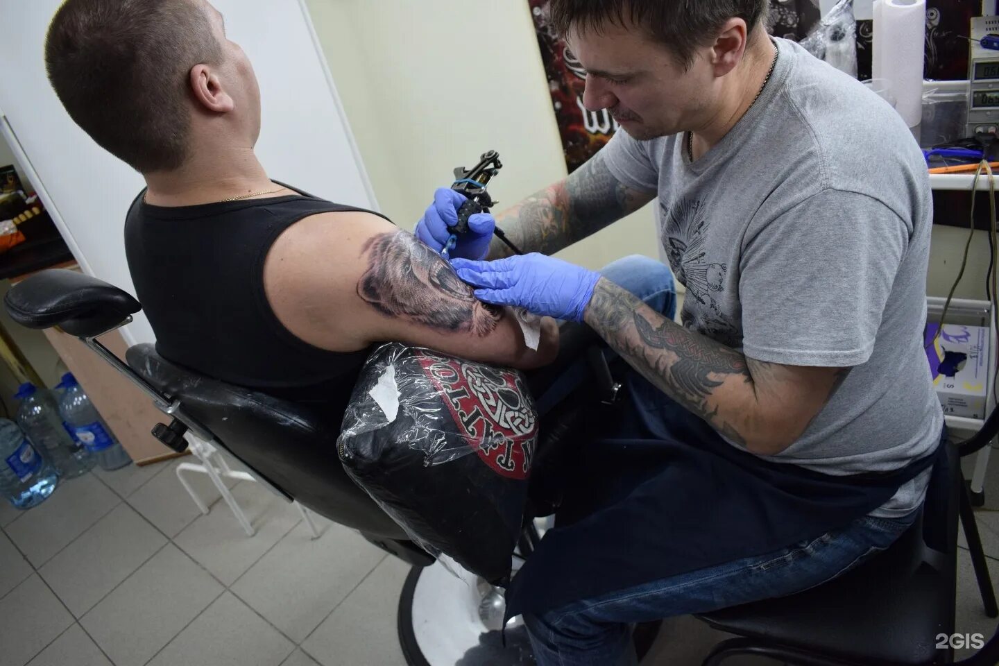 Делает тату. Тату мастер. Тату салон. Девушка в тату салоне. Тату мастер.