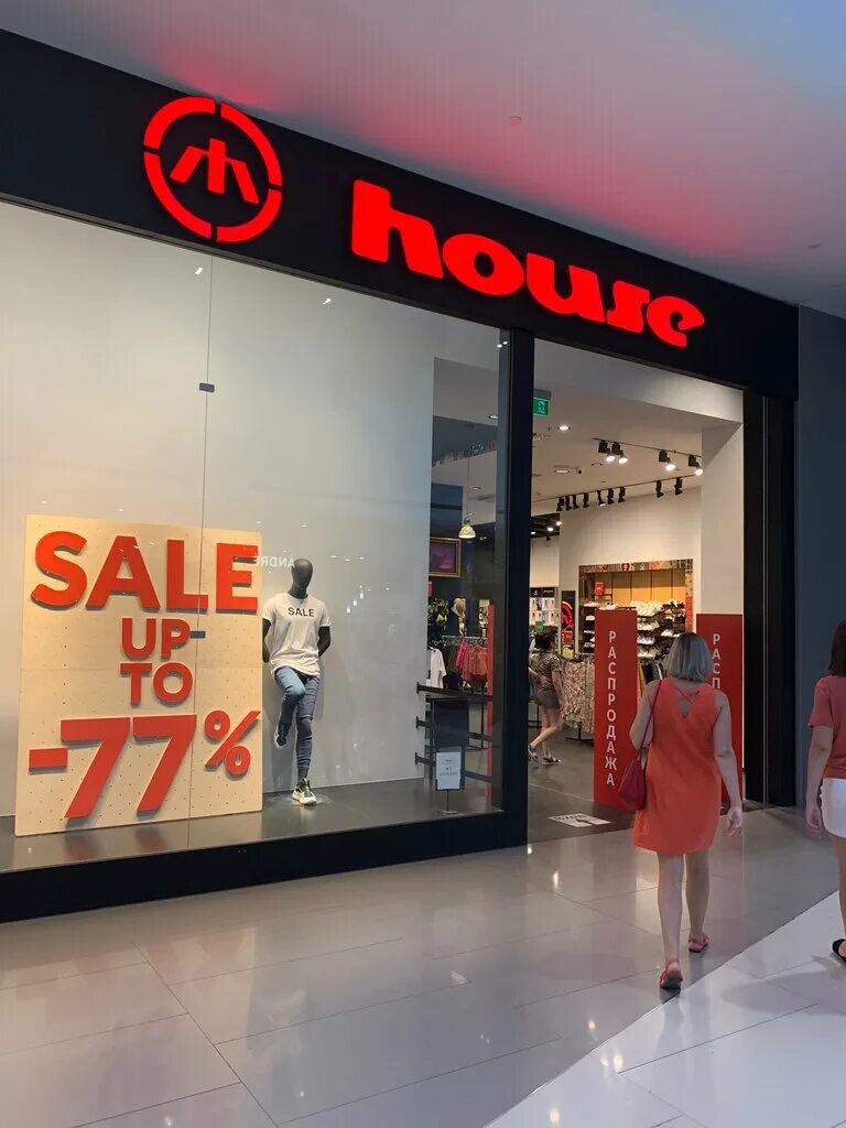 маленький магазин одежды. магазин стоковой одежды. открыт магазин одежды. открыт магазин одежды. интерьер магазина женской одежды.