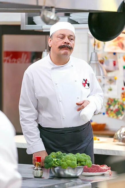 Виктор петрович баринов шеф-повар. Кухня сериал виктор петрович. Дмитрий назаров — виктор петрович баринов. Виктор баринов победа. Дмитрий назаров.