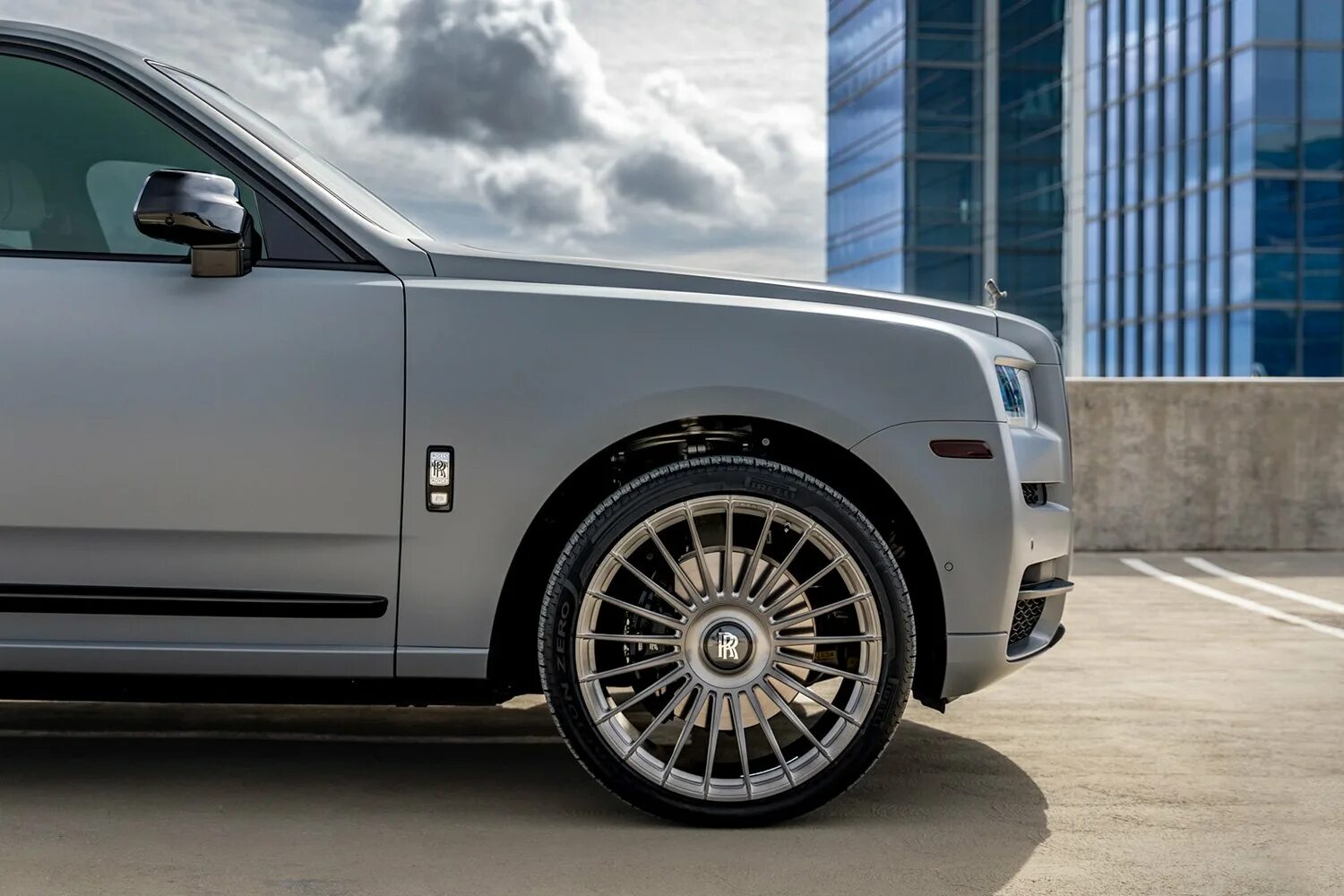 Диски роллс ройс. Диски Rolls Royce Cullinan. Rolls-Royce Phantom колеса r21. Rolls Royce Cullinan Vossen. Rolls Royce Cullinan Wheels.