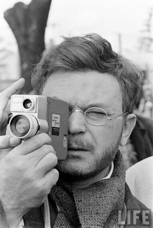 Известный режиссер начал активную рекламную кампанию. Известный режиссер начал активную рекламную кампанию