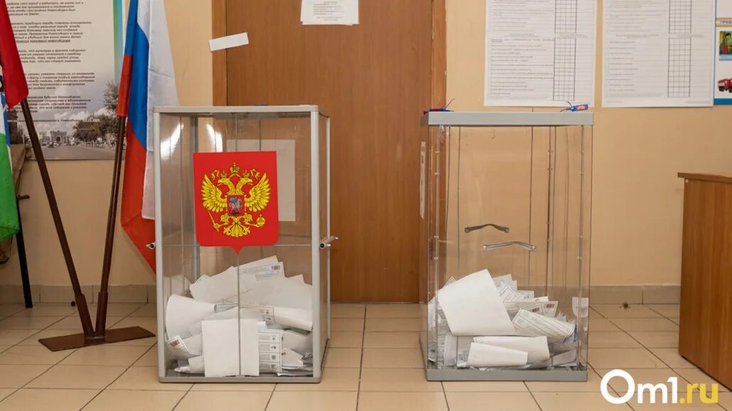 Урна в избирательный бюллетень. Урна для голосования. переносной ящик для голосования. ящик для бюллетеней. избирательный ящик для голосования.