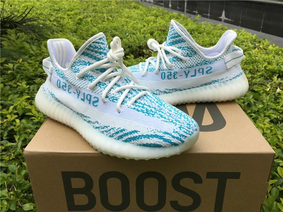 Adidas yeezy 350 голубые. Adidas yeezy 350 blue. Adidas yeezy v2 350 blue white. Буст голубой. Adidas ultra boost blue.