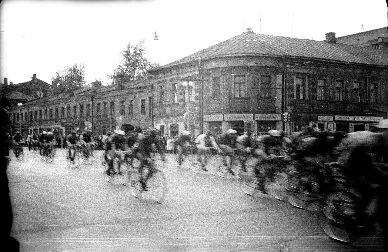 Раскрашенная кинохроника. И. Москва 1934г. Москва кинохроника киножурнал. Кинохроники москва.