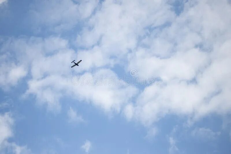 летчик для детей. сказочный самолет. небо с самолетом вдалеке. веселый самолет. самолёт в полёте.