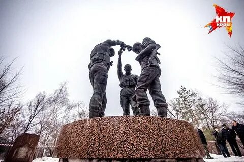 Три солдата стояло