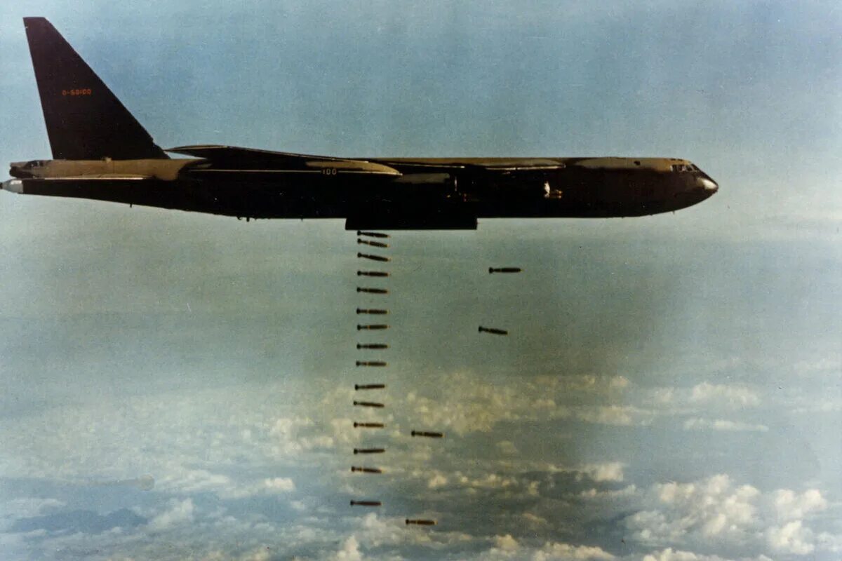 Б бомбила. B61-12. Б бомбила. Б бомбила. Б52 бомбардировка.