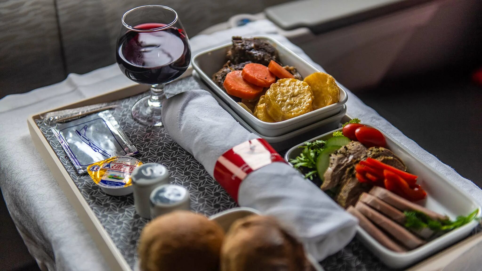 Что можно брать из еды в самолет. Еда в самолете. Еда в поезде пейзаж красиво. Кухня бортового питания s7. Бортовое питание ярлык.