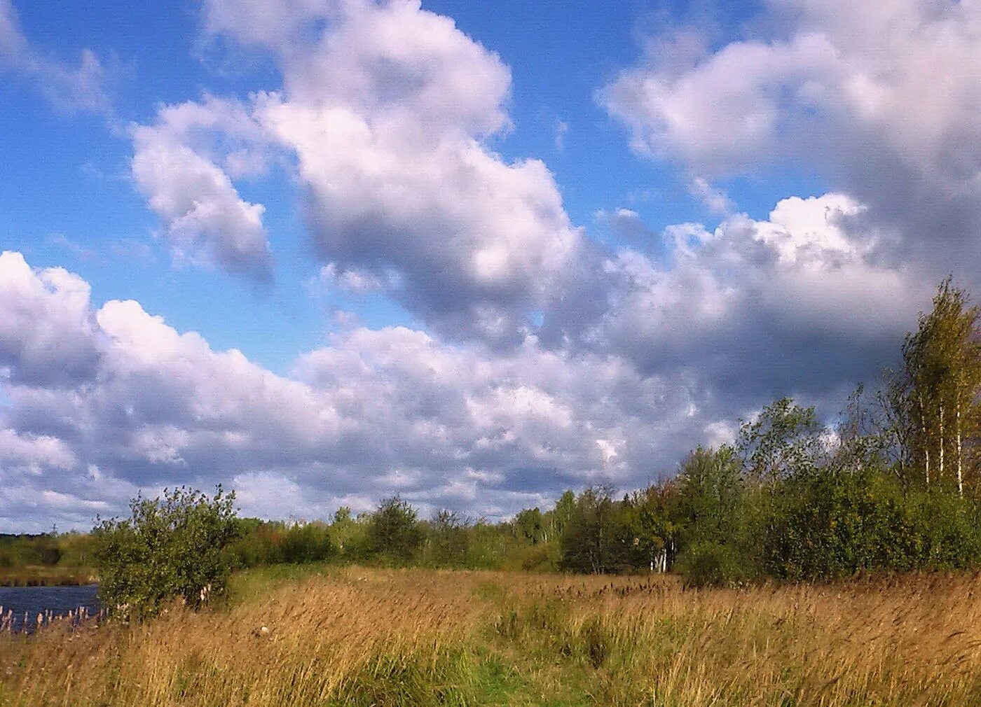 Облачный день. Облачный день картинки. Облачно днем. Панорама пасмурный день без облаков.