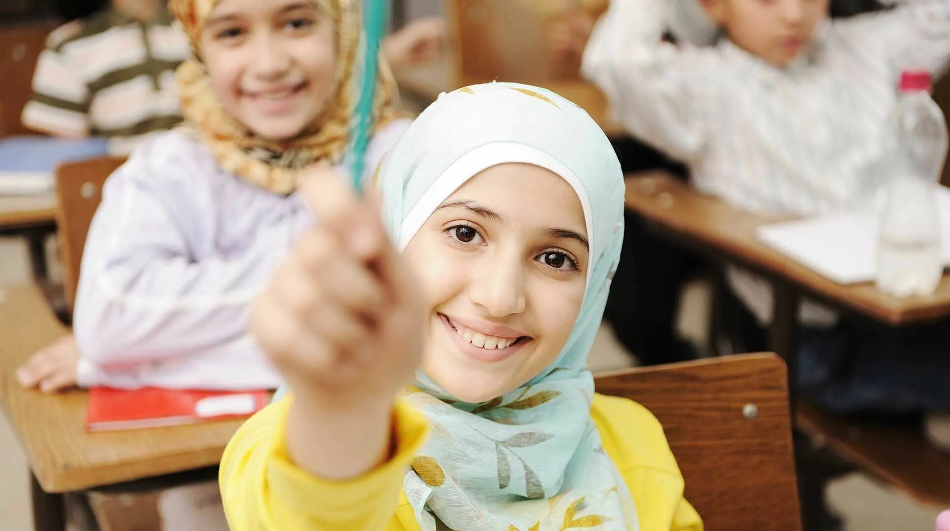 Мусульманка в школе. Мусульманские дети. Арабские дети в школе. Дети девочки в хиджабе в школе. Араб школа