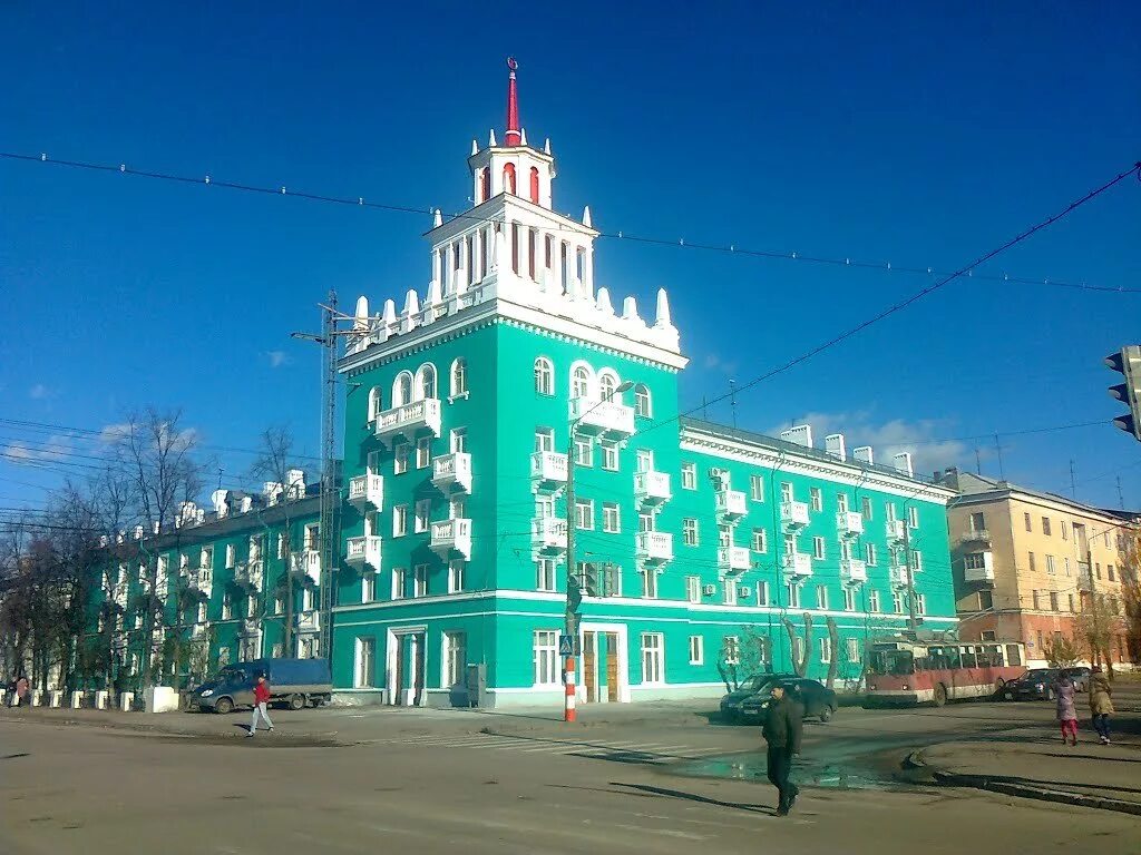 Городская 7 г дзержинск. Дом со шпилем город Дзержинск. Г Дзержинск Нижегородской области. В Г. Дзержинск (Горьковской области). Архитектура города Дзержинска Нижегородской области.