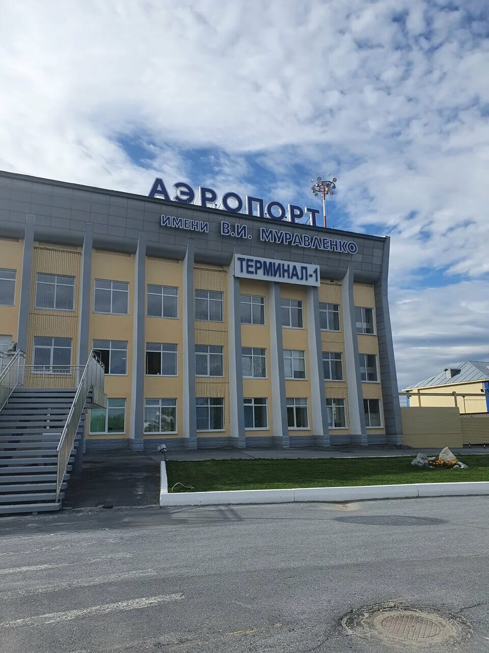 Аэропорт нижневартовска билеты. Старый аэропорт нижневартовска. Аэропорт нижневартовска билеты. Старый аэропорт нижневартовска. Международный аэропорт нижневартовск.