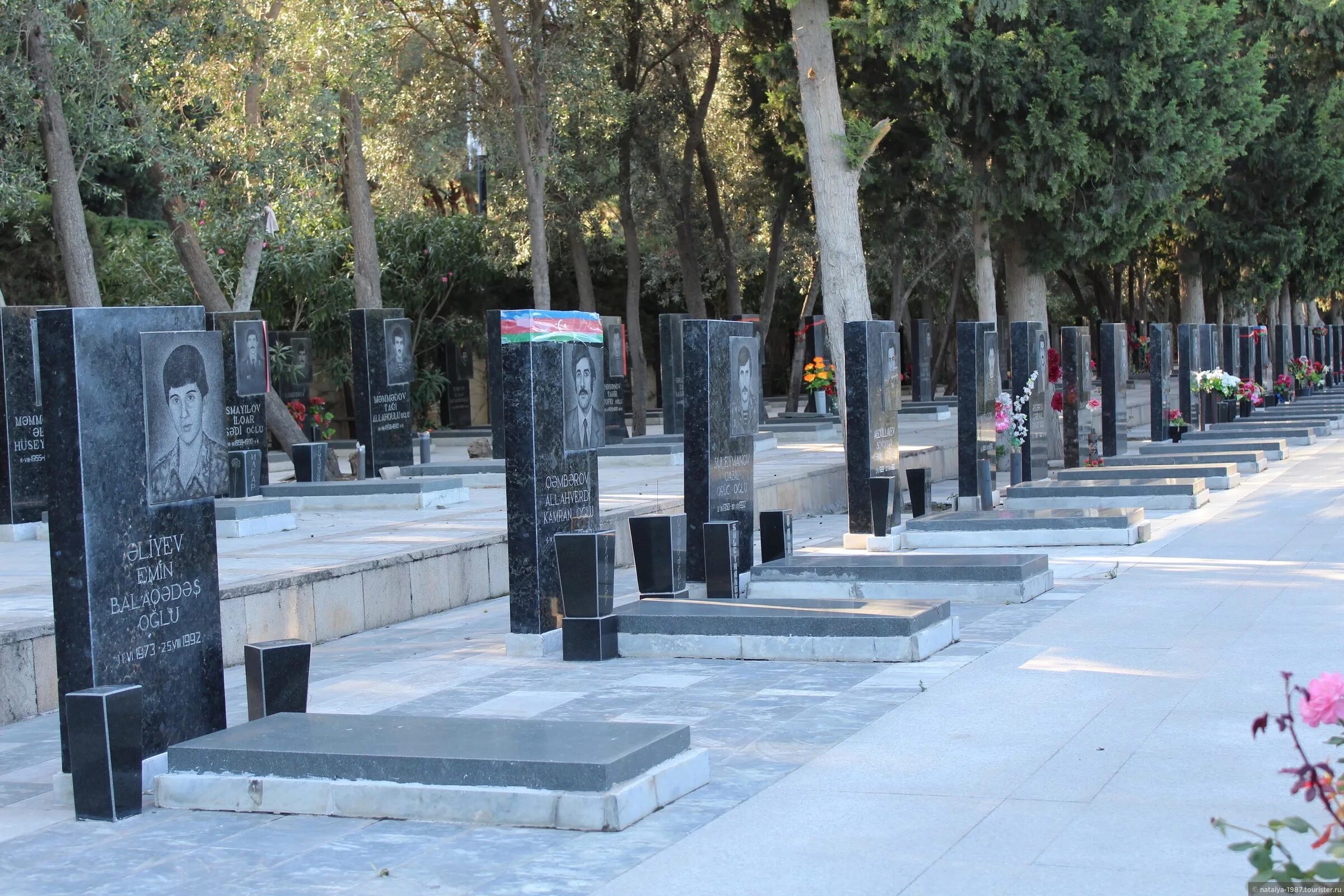 Аллея шехидов баку. Аллея шахидов. Аллея шахидов в баку. Аллея шахидов в баку. Аллея шахидов.