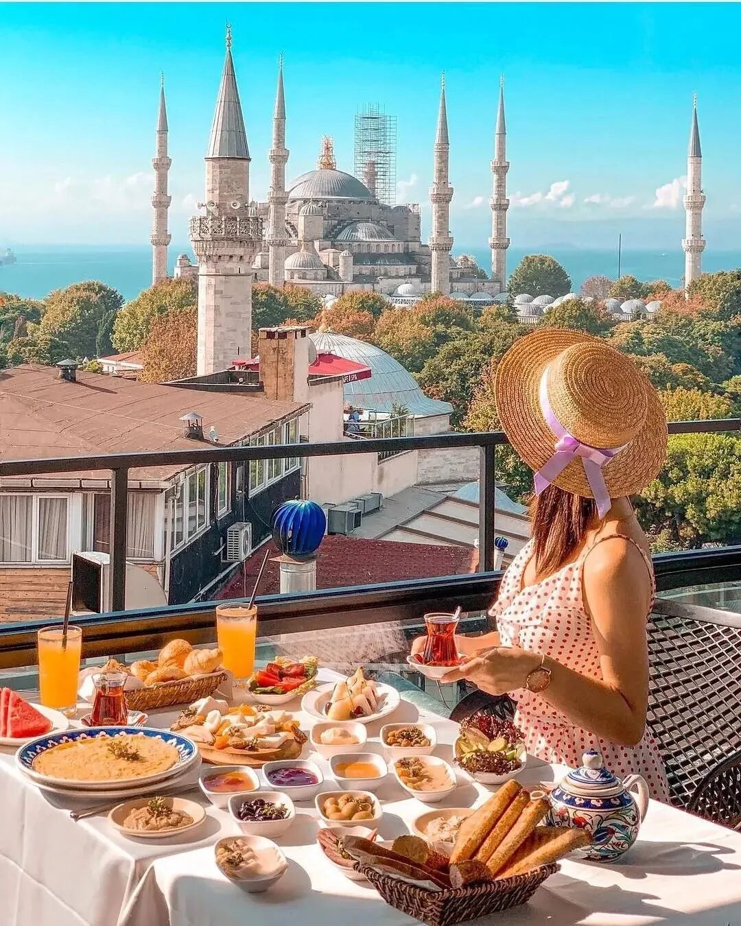 Travel турция. Стамбул туризм. Стамбул туристы. Турецкий завтрак. Турецкий завтрак с видом на Султанахмет.