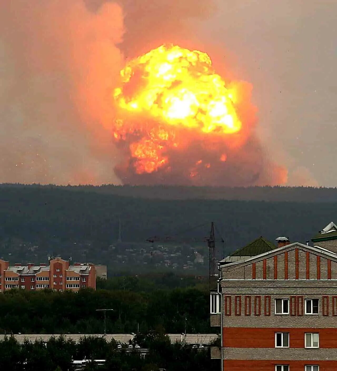 Горит склад боеприпасо. Склад боеприпасов. Ачинск взрывы боеприпасов.