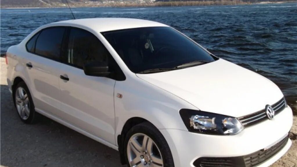 Купить поло седан спб. Volkswagen Polo белый 2014. Volkswagen Polo sedan 1.6. Фольксваген поло седан белый. Volkswagen Polo 2015 белый.