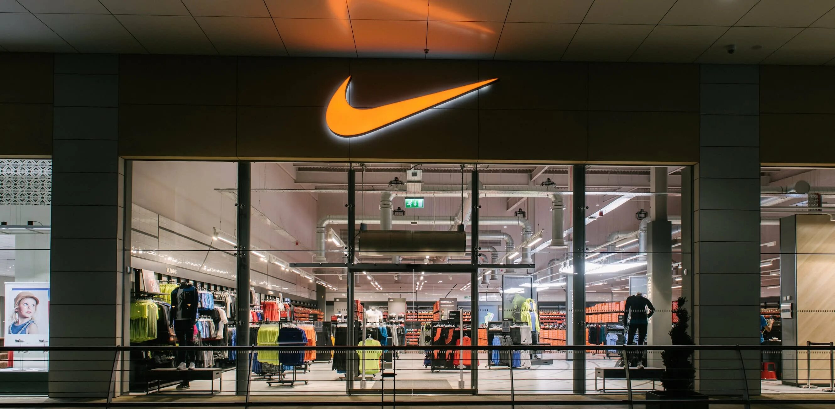 Найк фактори стор. Ритейл найк 2022. Nike Retail LLC. Nike World Centre in 90.