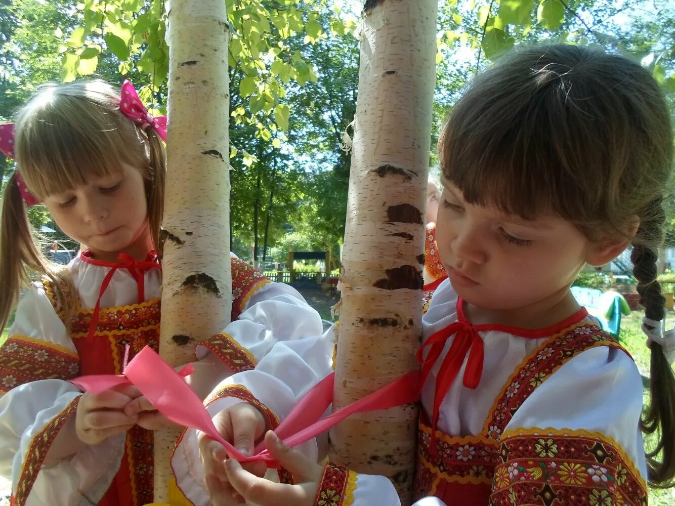 Завивание Березки на Троицу. Березка с ленточками. Береза с ленточками. Ленточки на Троицу на березу.