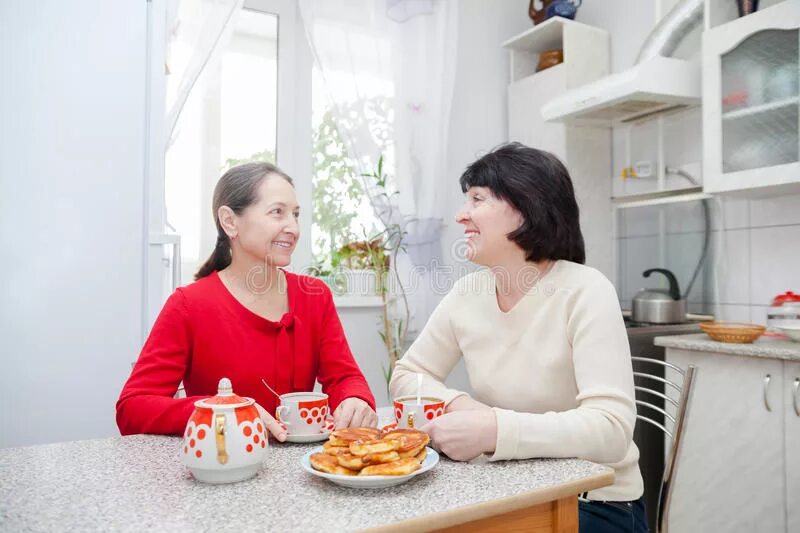 Женщина принимает на дому. Чаепитие с подругами. Две женщины на кухне. Женщины пьют чай на кухне. Пожилая женщина на кухне.