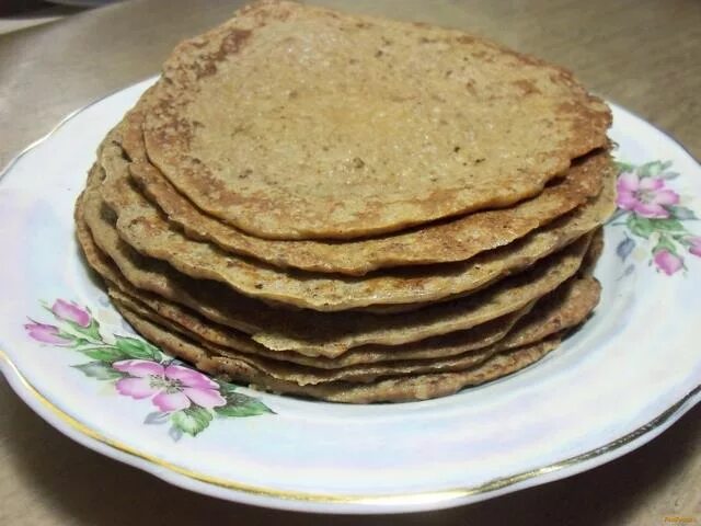 печёночные блинчики с начинкой. рулеты из печеночных блинов. фаршированные блинчики с печенью. печеночные рулетики. блины с печенью.