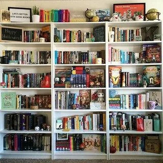 В шкафу стоят книги на полках