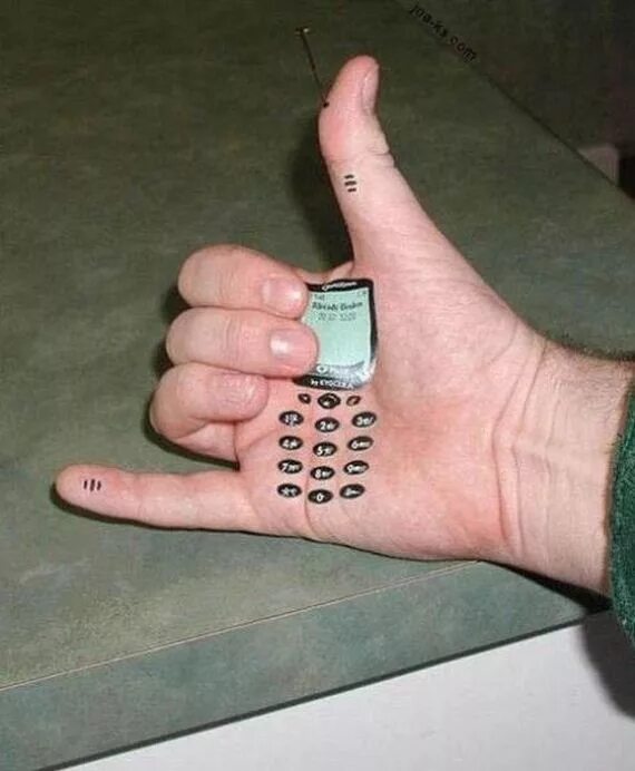 Самые необычные мобильники. Смешные сотовые телефоны. Смартфон в руке. Старые телефоны прикольные сотовые. Телефон банан.