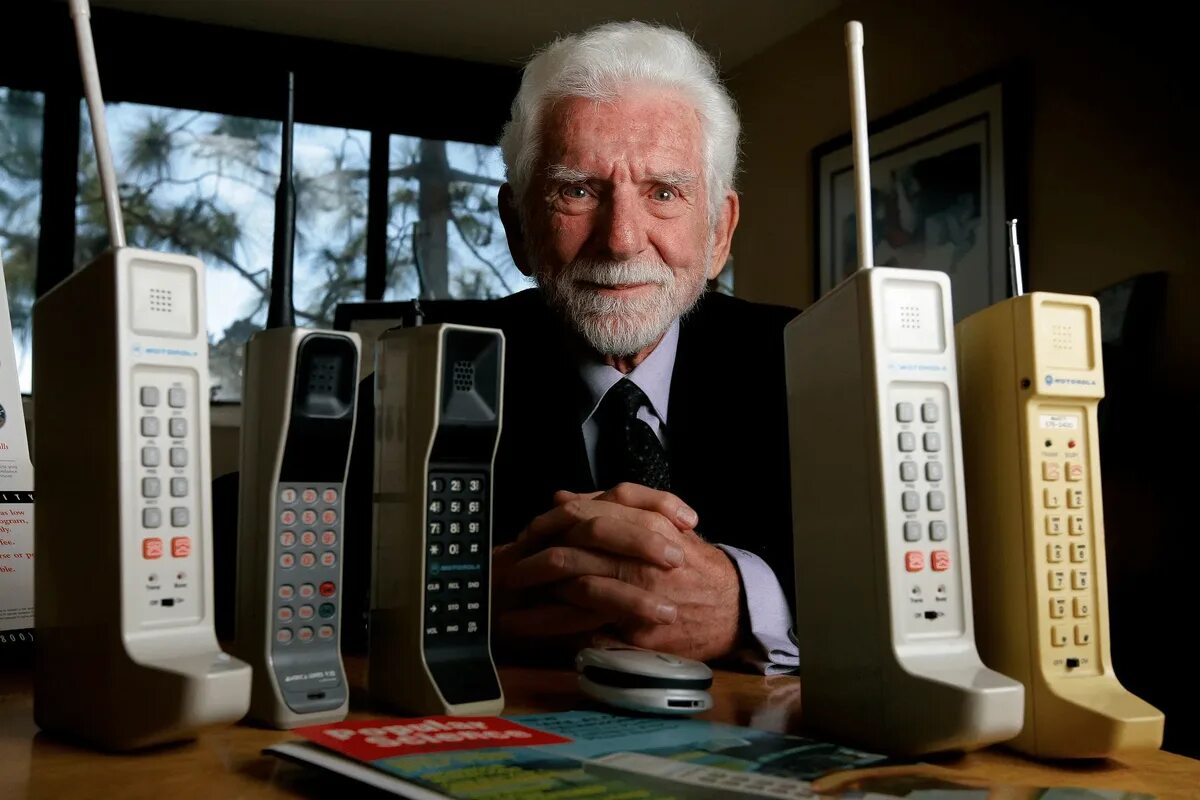 Какие 1 телефоны появились. Мартин Купер Моторола. Мартин Купер 1973. Motorola DYNATAC 1973. Мартин Купер американский инженер.