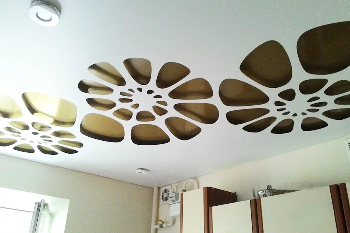 Перфорированный потолок с подсветкой. Перфорированный потолок. Перфорированный натяжной потолок. Вырезать натяжной потолок. Потолок эплай двухуровневый.