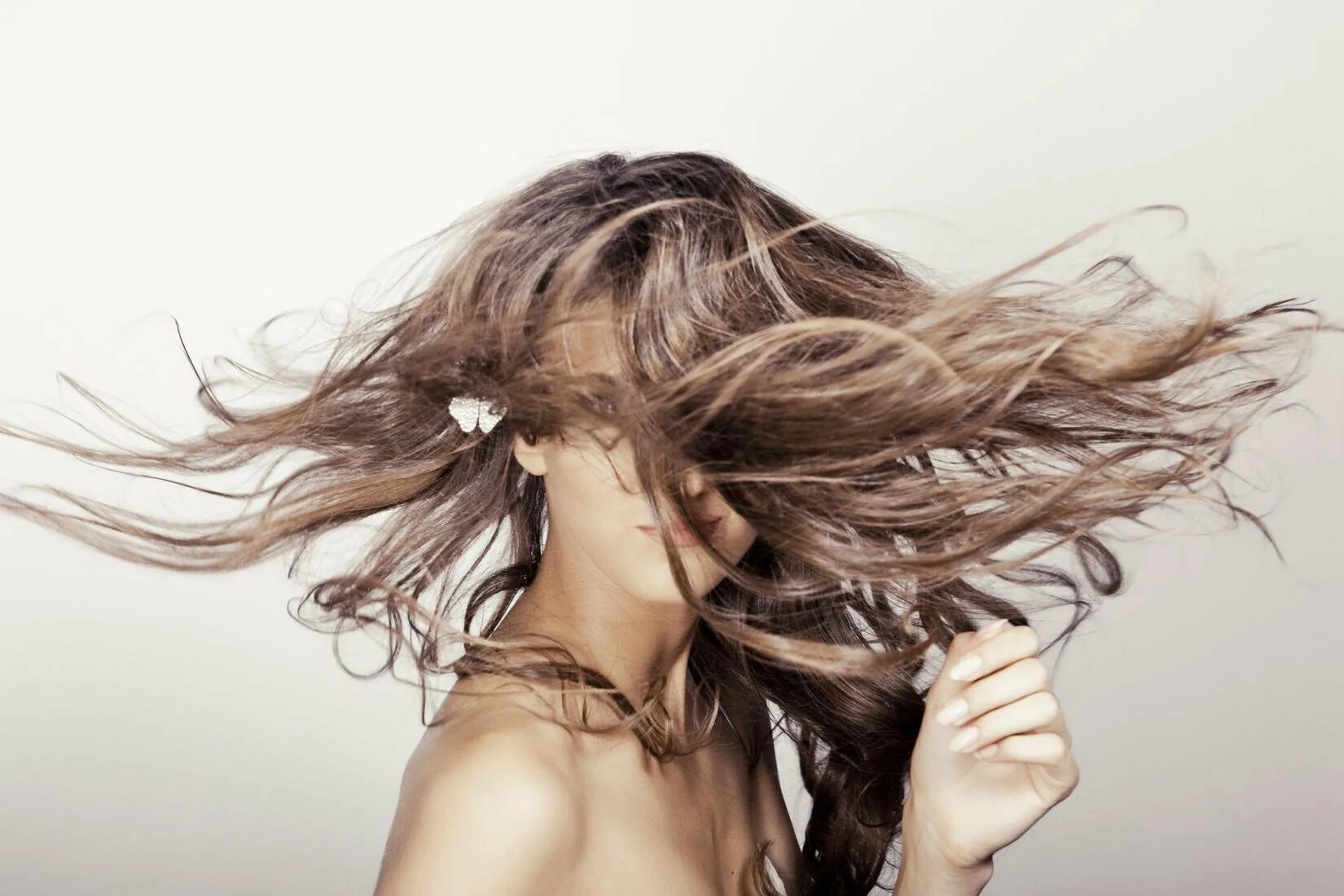 This is my hair. Девушка с развевающимися волосами. Развивающиеся волосы. Девушка волосы на ветру. Растрепанная девушка.